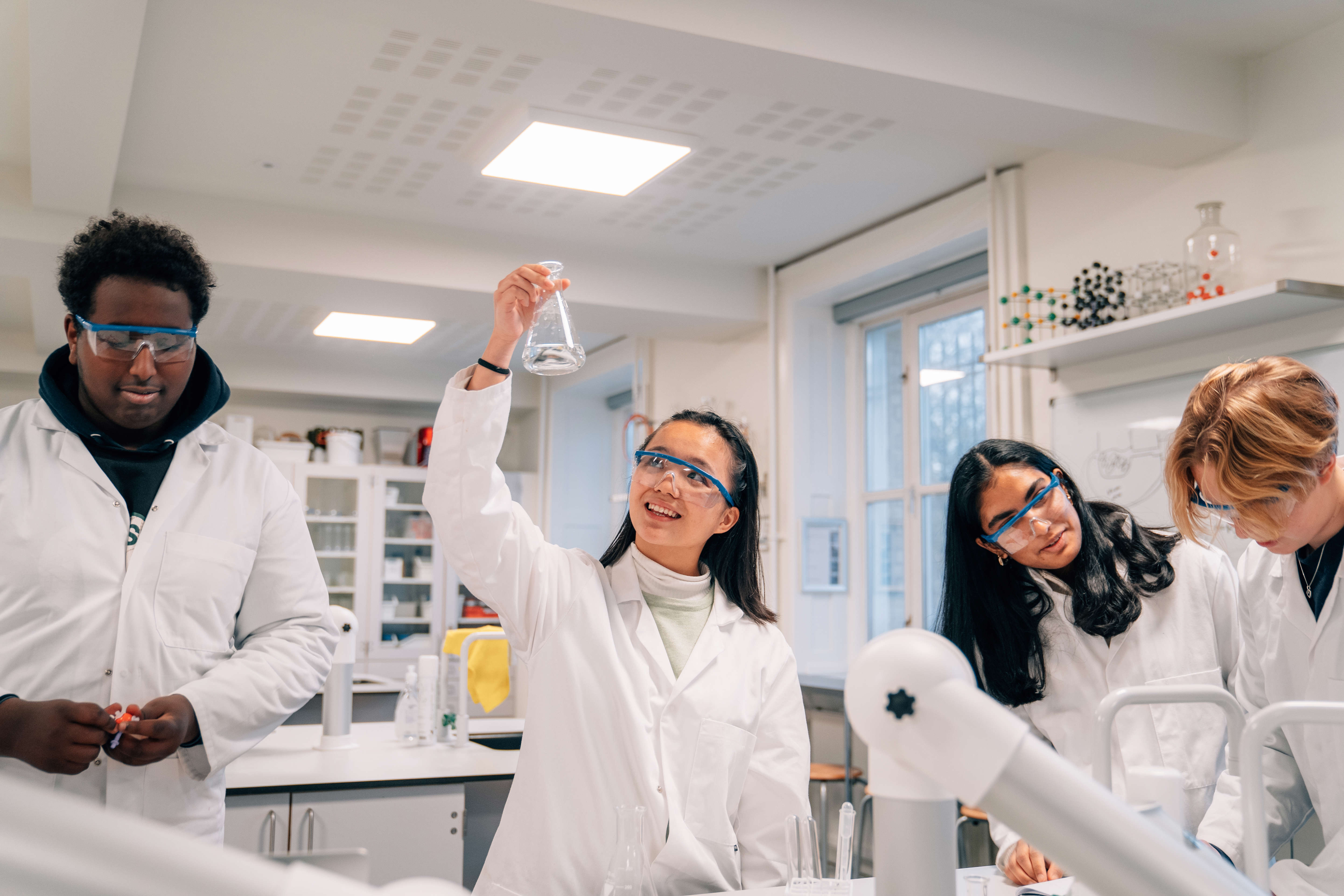 elever der laver eksperimenter i et laboratorium