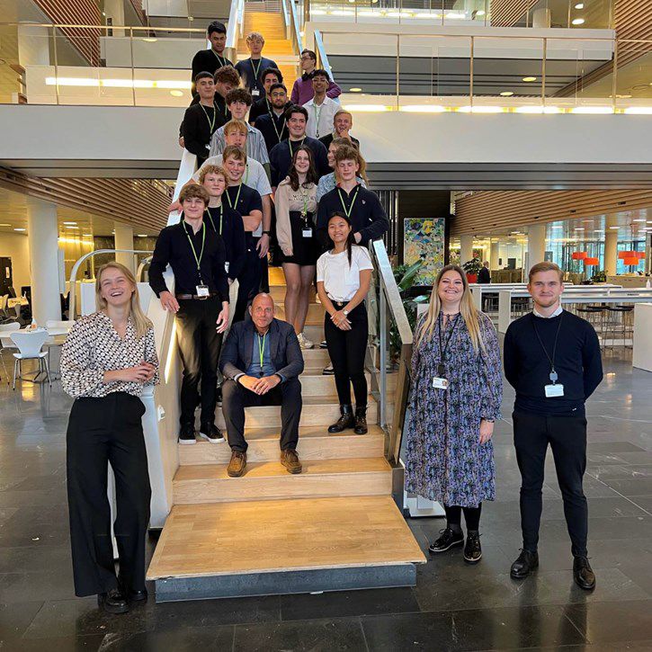 Elever og medarbejder får taget et billede på en trappe