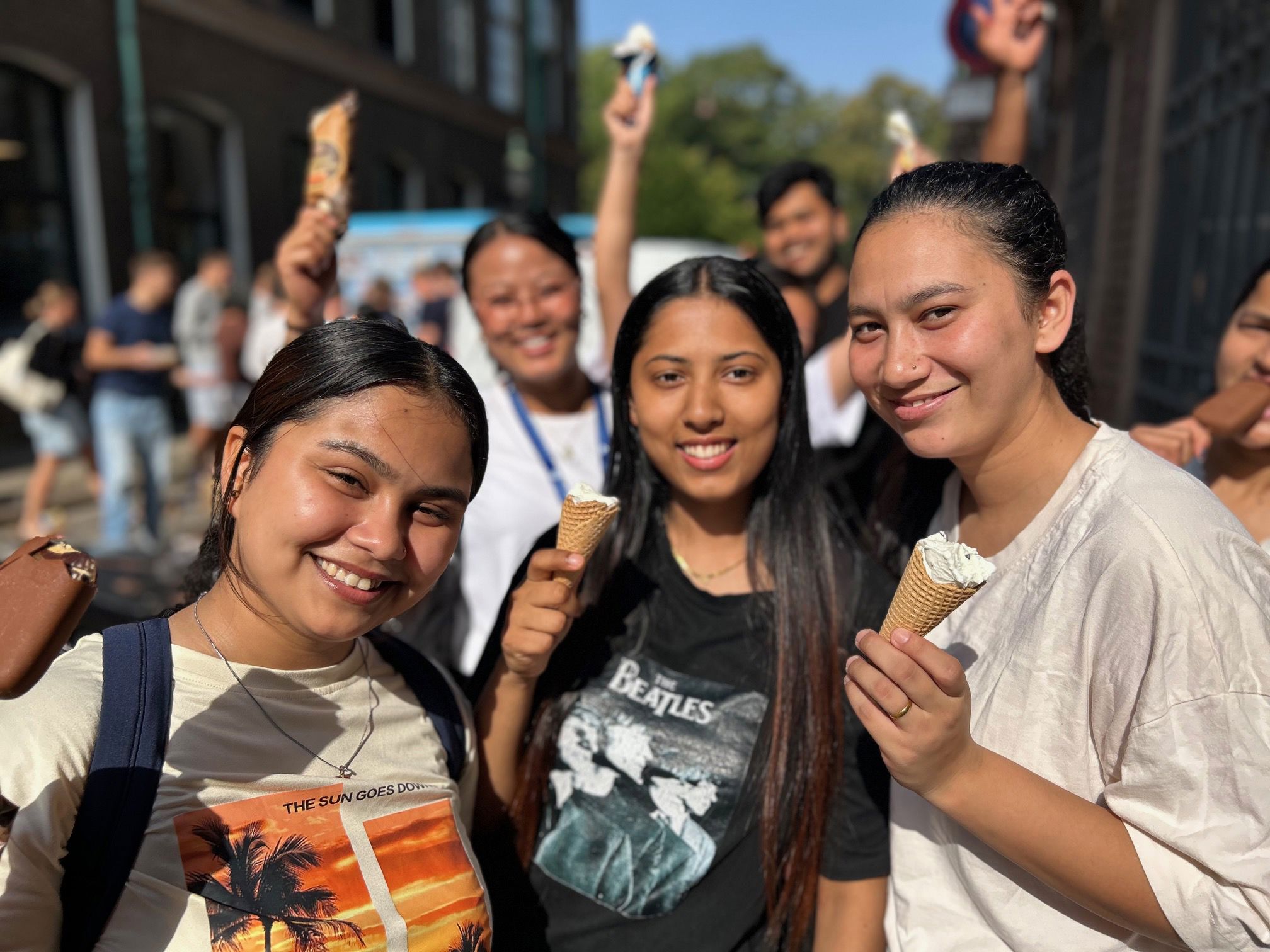 Elever står og spiser is