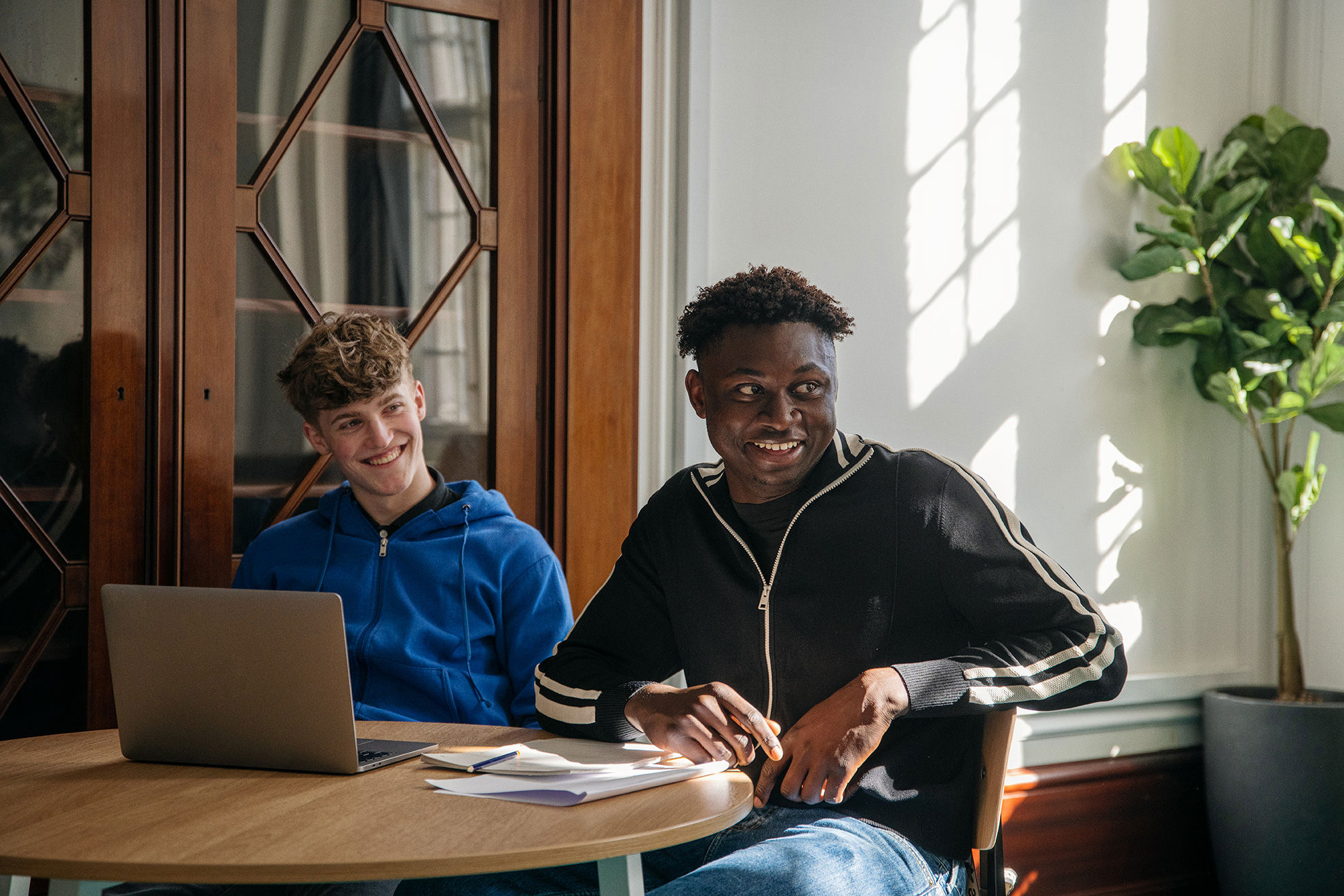 To elever fra EUX-Gymnasiet sider og har en samtale