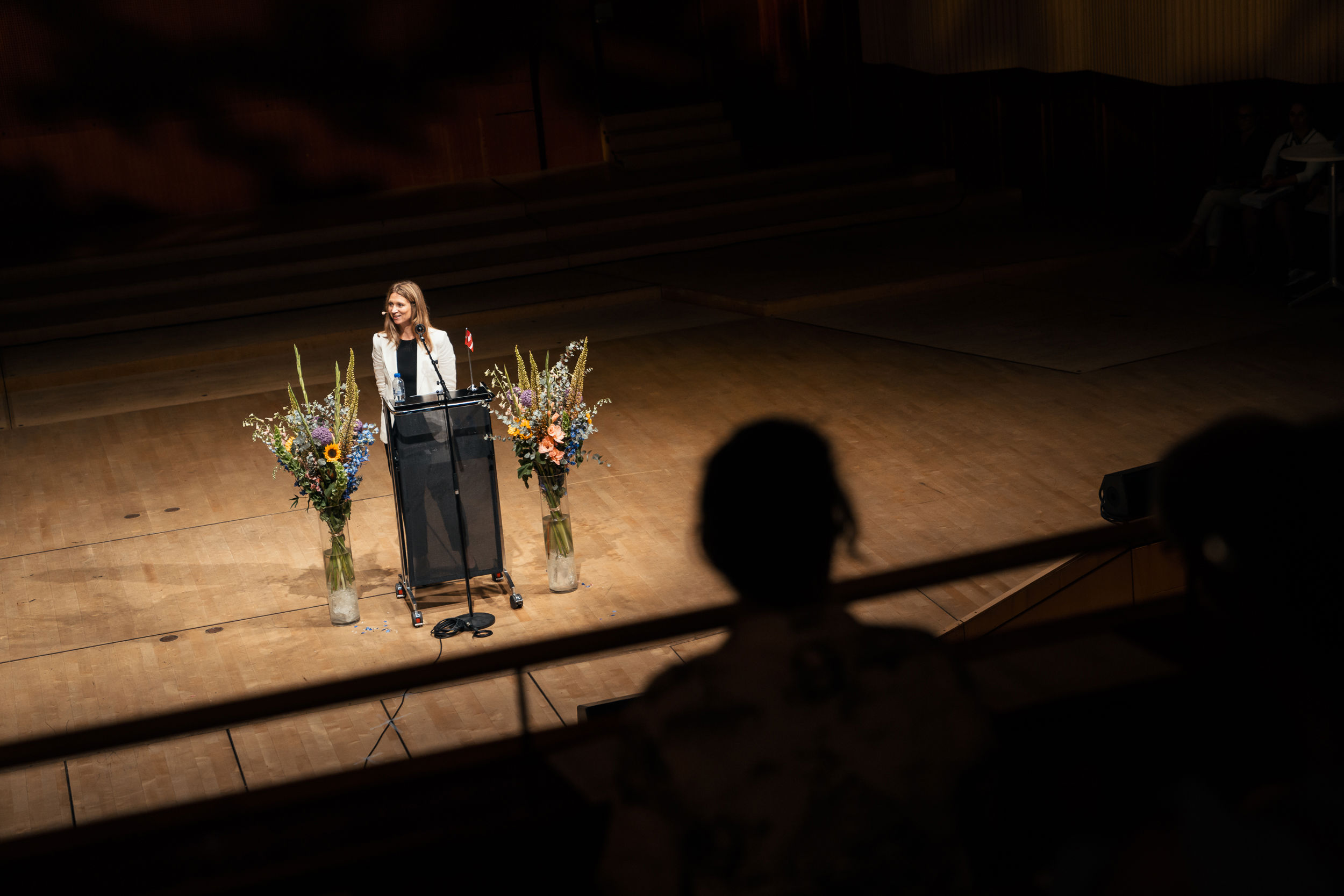 Rektor på Innovationsgymnasiet Annemerete Esmark Thers holder tale til dimission i DR's Koncertsal