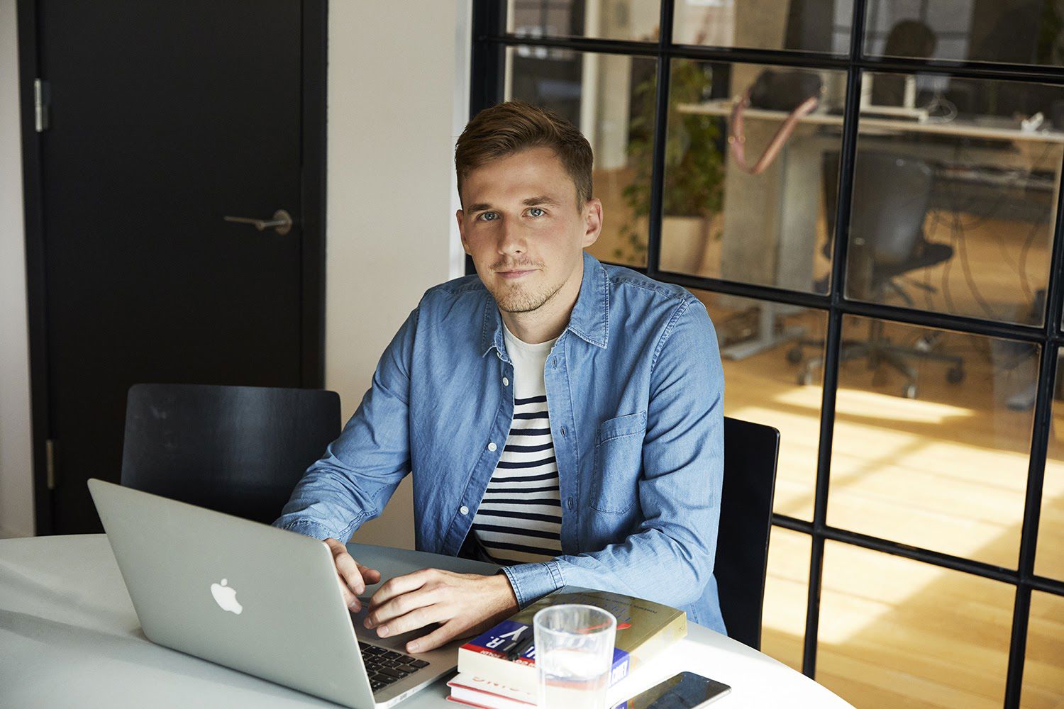 Elev der sidder og tager noter på computer