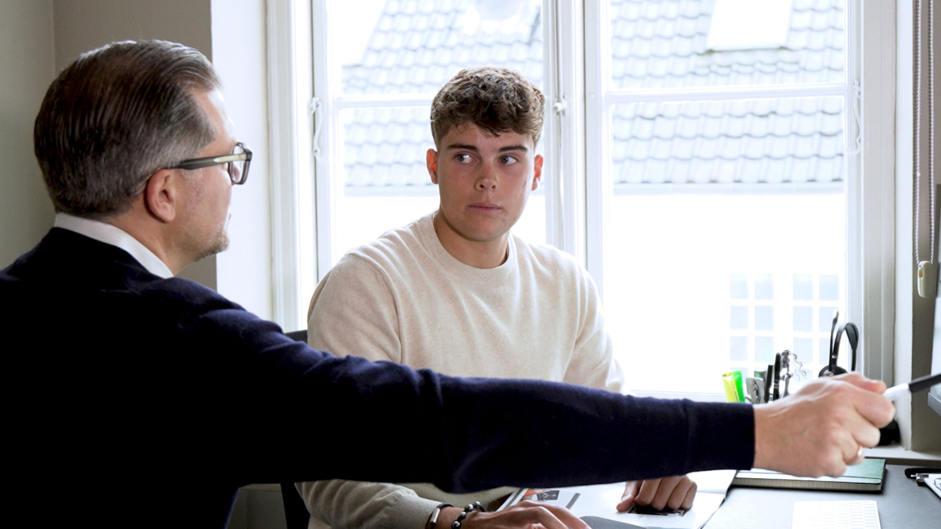 Elev og medarbejder sidder og har en samtale