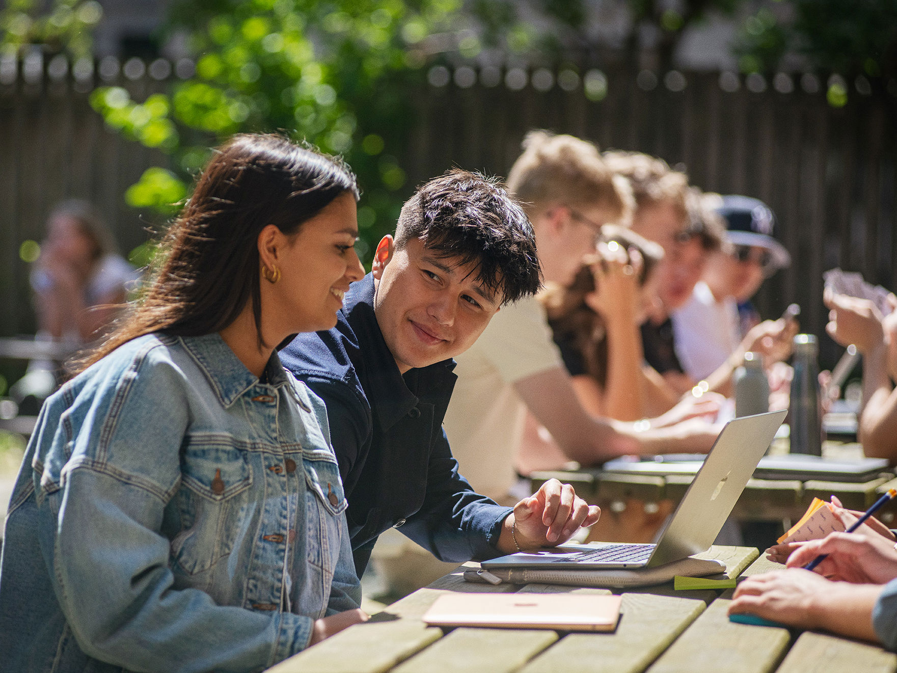 Elever fra Handelsgymnasiet JTP har en samtale udenfor