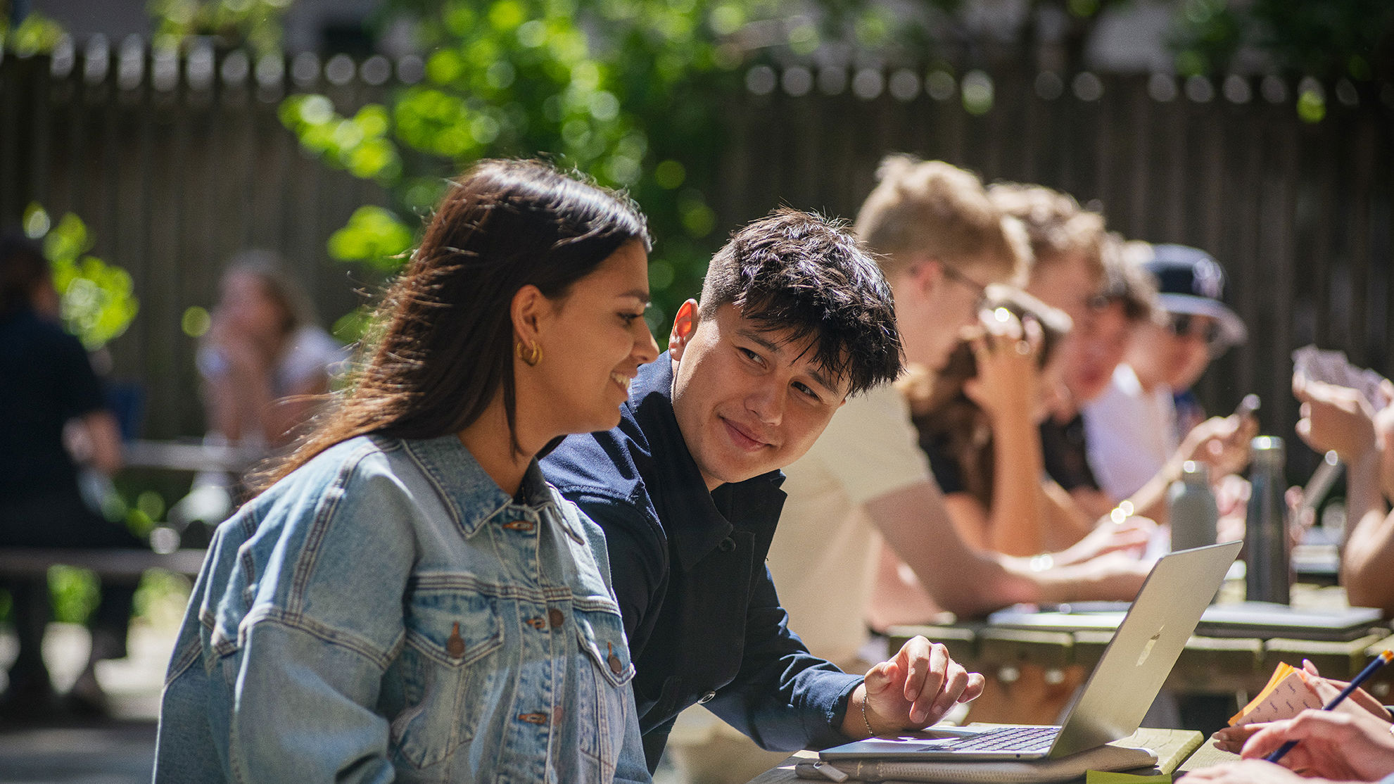 Elever fra Handelsgymnasiet JTP har en samtale udenfor
