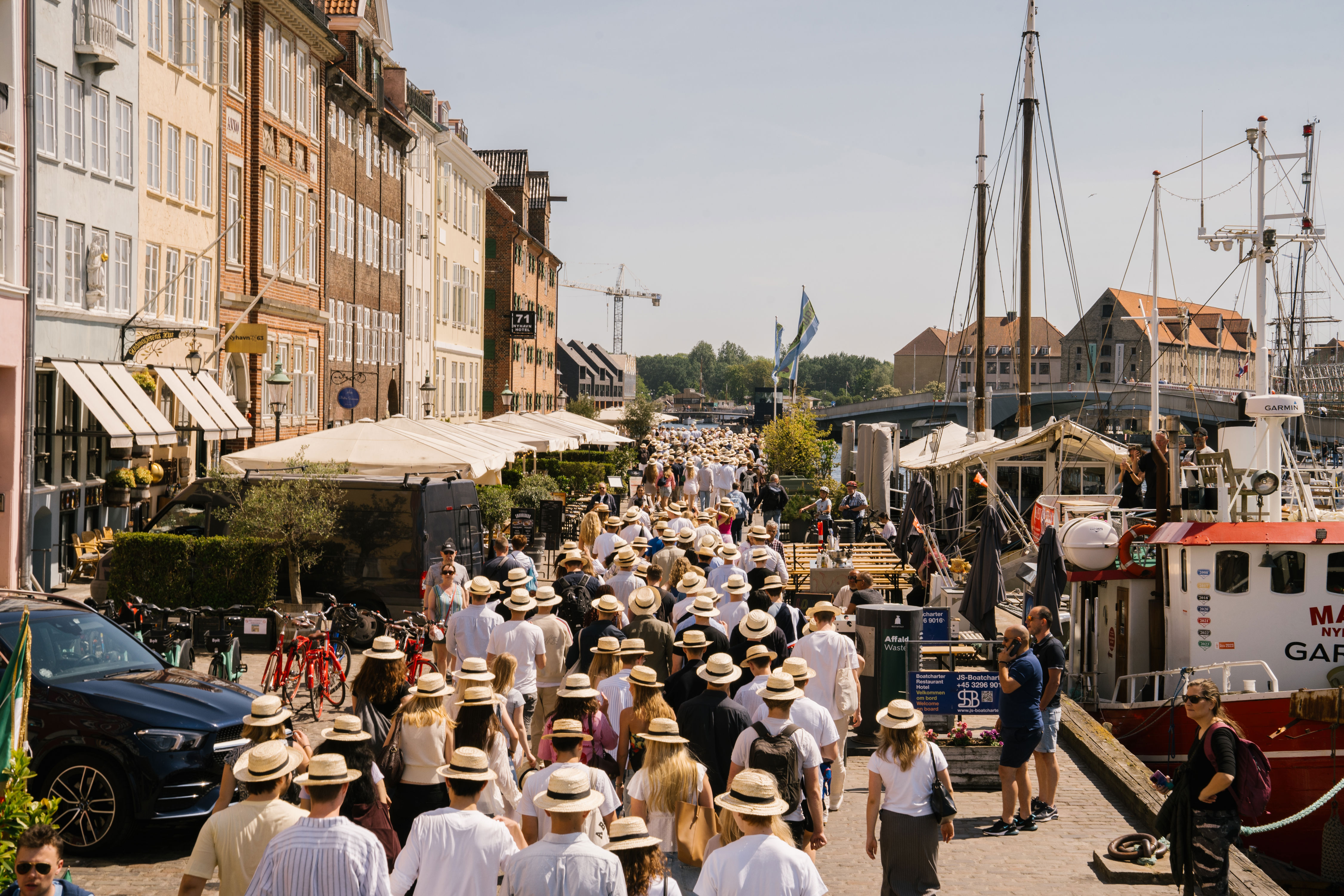 Elever til stråhattedag går rundt i København