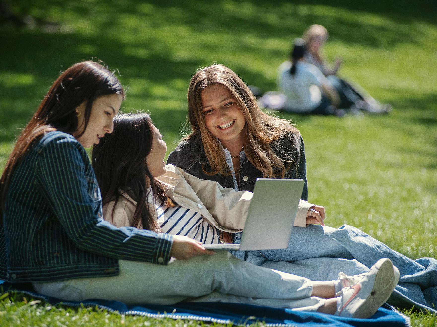 Elever fra Det Internationale Gymnasium sider udenfor og har en samtale