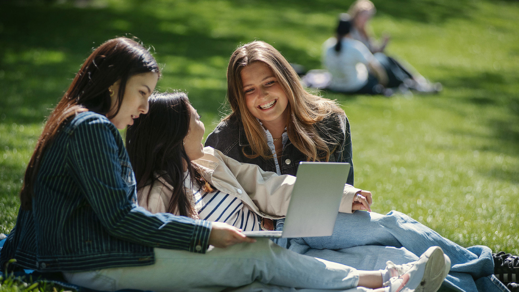 Elever fra Det Internationale Gymnasium sider udenfor og har en samtale