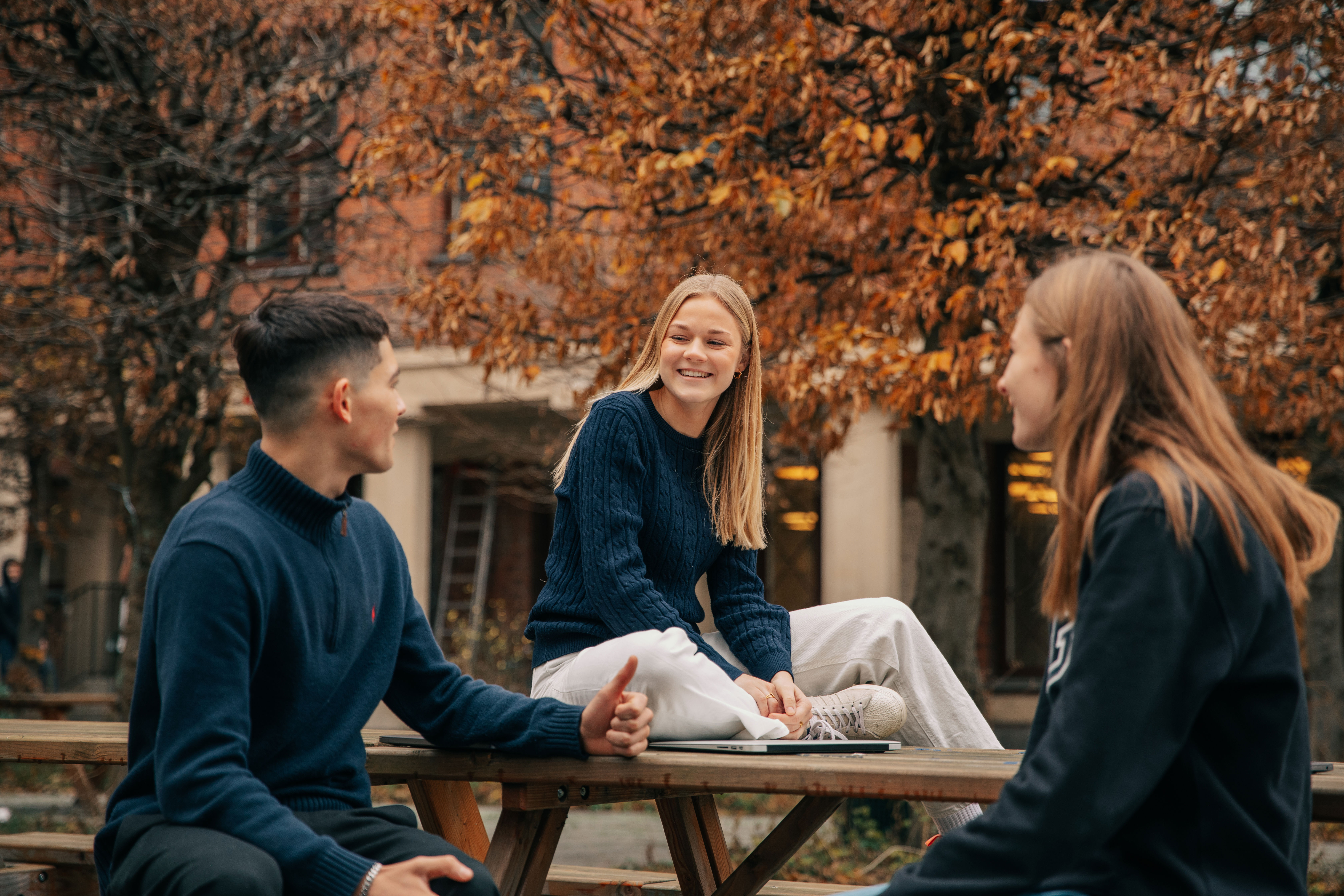 Elever sidder og har en samtale på en bænk